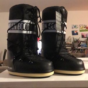 Size 39/41 MOON BOOTS  7, 8.5 new with tags